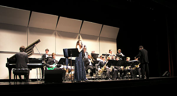 06 Susan-with-Whole-Band2